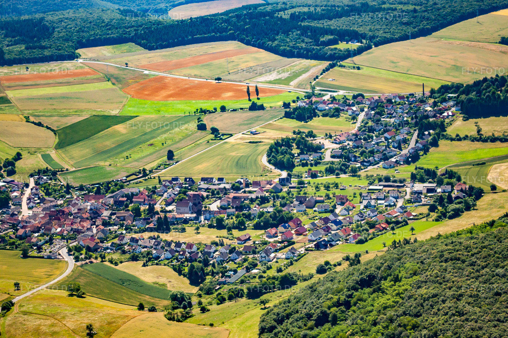 Luftbild: Ortsansicht aus Nordwesten im Ortsteil Dreiweiherhof in Hallgarten im Bundesland Rheinland-Pfalz in Deutschland. Foto: IMG_30043.jpg vom 05.07.2010 durch Werner Riehm/FLY-FOTO.de