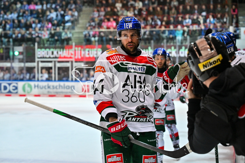 Iserlohn Roosters - Augsburger Panther | Jubel der Panther nach dem Treffer zum 1-2 durch Nolan ZAJAC (Augsburger Panther #44) / Tor / Torschuetze / Freude / Happy / DEL: Iserlohn Roosters - Augsburger Panther, Eissporthalle Iserlohn am 07.03.2025