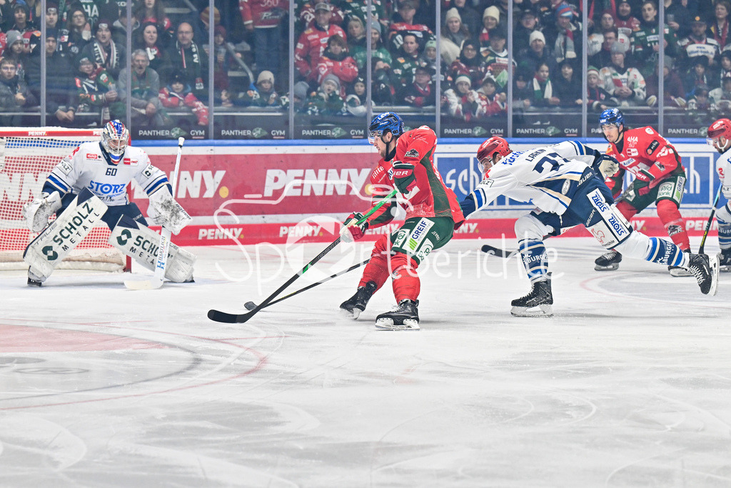 Augsburger Panther - Schwenninger Wild Wings | AUGSBURG, GERMANY - 02. JANUARY: im Duell Thomas SCHEMITSCH (Augsburger Panther 62) und Thomas LARKIN (Schwenninger Wild Wings 37) während dem Match zwischen den Augsburger Panthern und den Schwenninger Wild Wings am 35. Spieltag der Penny DEL im Curt Frenzel Stadion