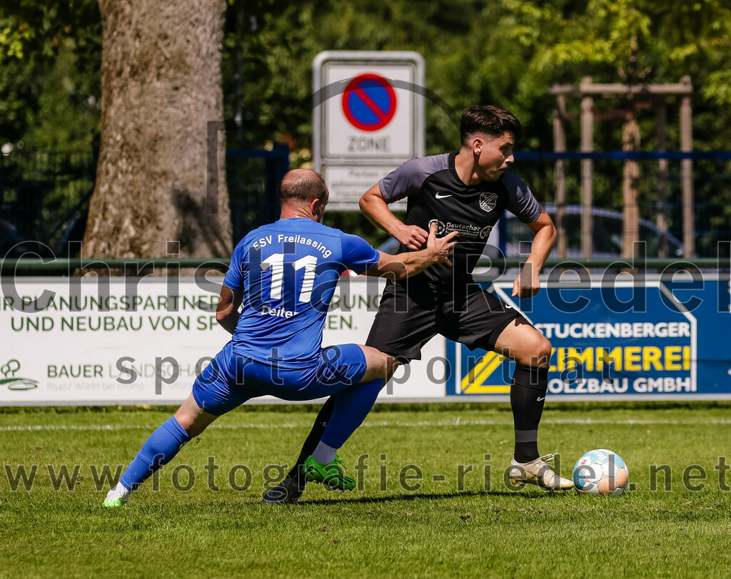 2023-08-12_034_FC_Langengeisling_gegen_ESV_Freilassing | Erding, Deutschland, 12.08.2023:
Fußball, Bezirksliga Oberbayern Ost 2023 / 2024, 4. Spieltag, FC Langengeisling gegen ESV Freilassing, Endergebnis: 2:1

Albert Deiter (ESV Freilassing, #11), Maximilian Maier (FC Langengeisling, #10)

Foto: Christian Riedel / fotografie-riedel.net