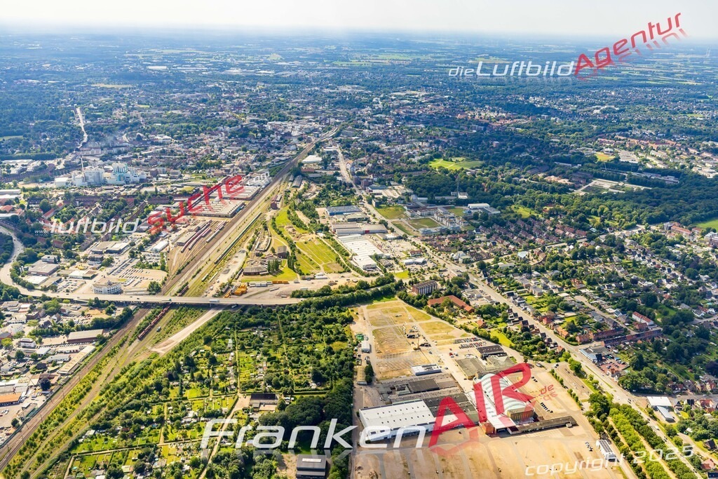Luftaufnahme der Stadt Neumünster - Die Luftaufnahme wurde 2025 vom UL-Flugzeug heraus erstellt ( keine Drohne ) - Hochauflösende Luftaufnahme - für professionelle Ausdrucke geeignet. Die Geschenkidee !Hier alle&nbsp;Infos zur Lizenzierung der LuftaufnahmeWir fliegen auch dieses Jahr wieder in Ihre Region um Luftbilder zu erstellen.- Luftbild anfragen