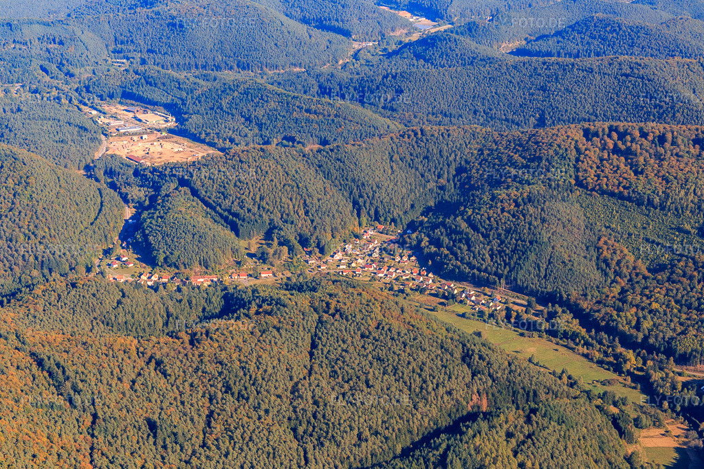 Luftbild: Ortsansicht von Westen im Ortsteil Salzwoog in Lemberg im Bundesland Rheinland-Pfalz in Deutschland. Foto: IMG_095210.jpg vom 16.10.2016 durch Werner Riehm/FLY-FOTO.de