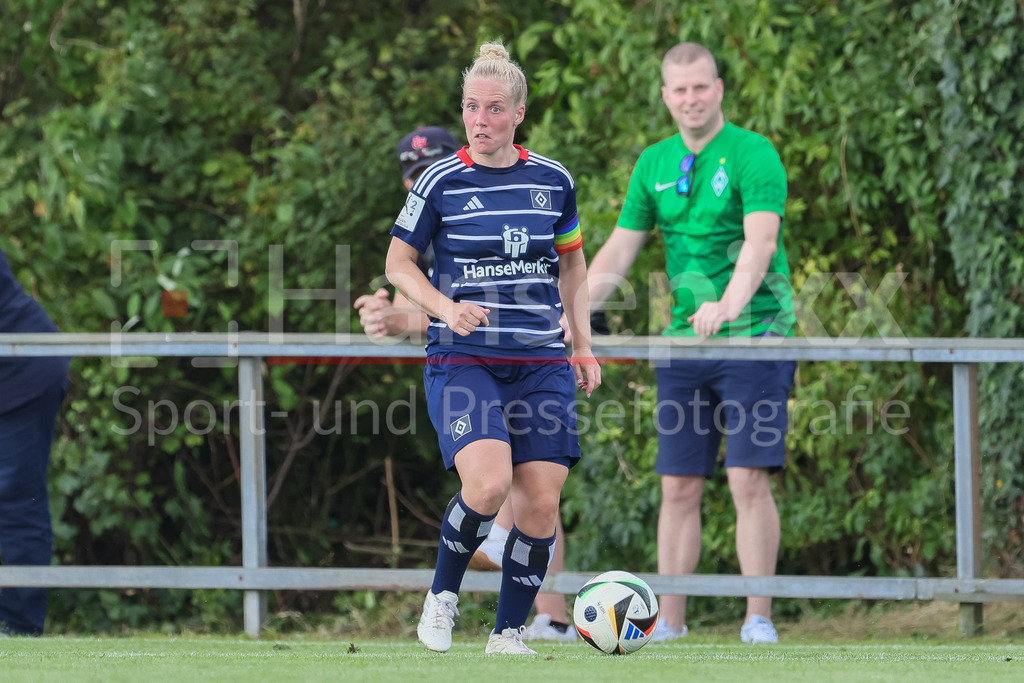 Fussball, Testspiel Frauen, Hamburger SV - SV Werder Bremen | v.li.: Sarah Stöckmann (Hamburger SV, 22) am Ball, Freisteller, Einzelbild, Ganzkörper, Aktion, Action, Spielszene
