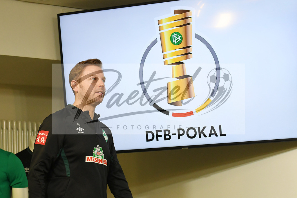 20200303_PKWBRE_0002 | Fussball, Herren: Trainer Florian Kohfeldt (SV Werder Bremen) schaut waehrend der Pressekonferenz des SV Werder Bremen im Presseraum des wohninvest Weserstadion am 03.03.2020 in Bremen, Deutschland. - Realisiert mit Pictrs.com