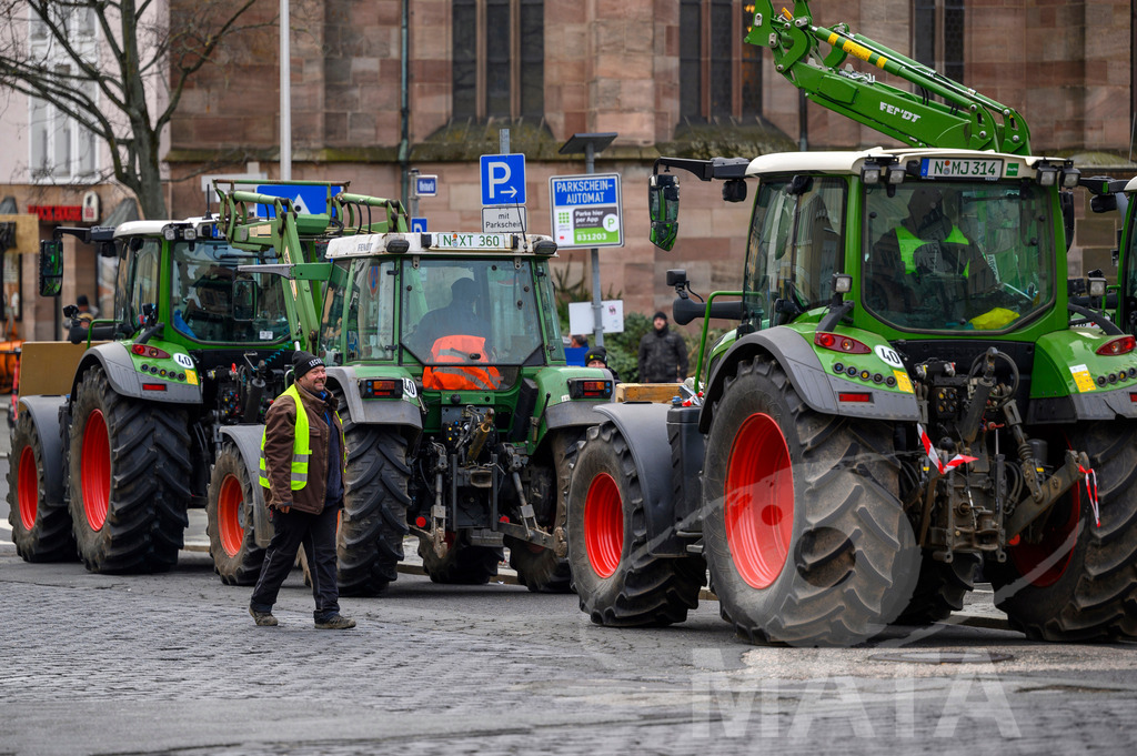 _DWA4249 | Bauerndemo gegen Agrarpolitik der Bundesregierung  auf dem Straße Obstmarkt und Hauptmarkt . Nürnberg, 08.01.2024 - Realisiert mit Pictrs.com