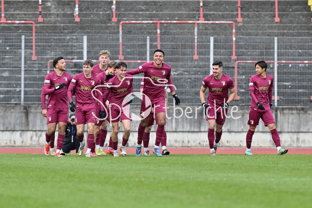 TSV Schwaben Augsburg - FC Augsburg II | Jubel der Gaeste nach dem Treffer zum 0-1 durch Tobias HORN (FC Augsburg II 18) / Tor / Torschuetze / Freude / Happy / Regionalliga Bayern: TSV Schwaben Augsburg - FC Augsburg II, Rosenaustadion am 23.11.2024