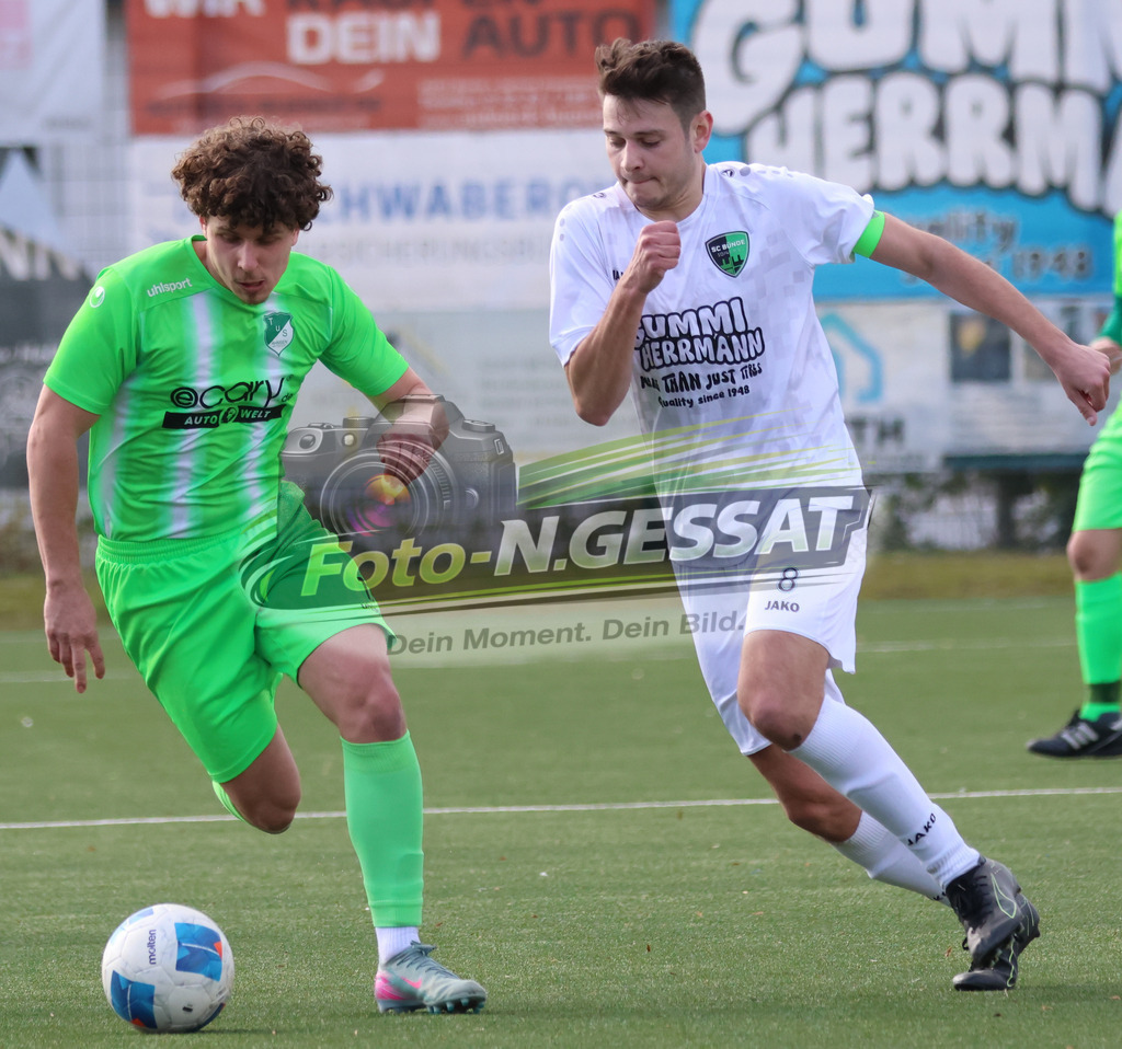SC Bünde - TuS Ahmsen | Auf dem Bild zu sehen: weiß SC Bünde: Mario Siekmann ; grün TuS Ahmsen: Alexander LöwenSC Bünde, TuS Ahmsen, Saison 25/26, Bezirksliga, Deutschland - Realisiert mit Pictrs.com