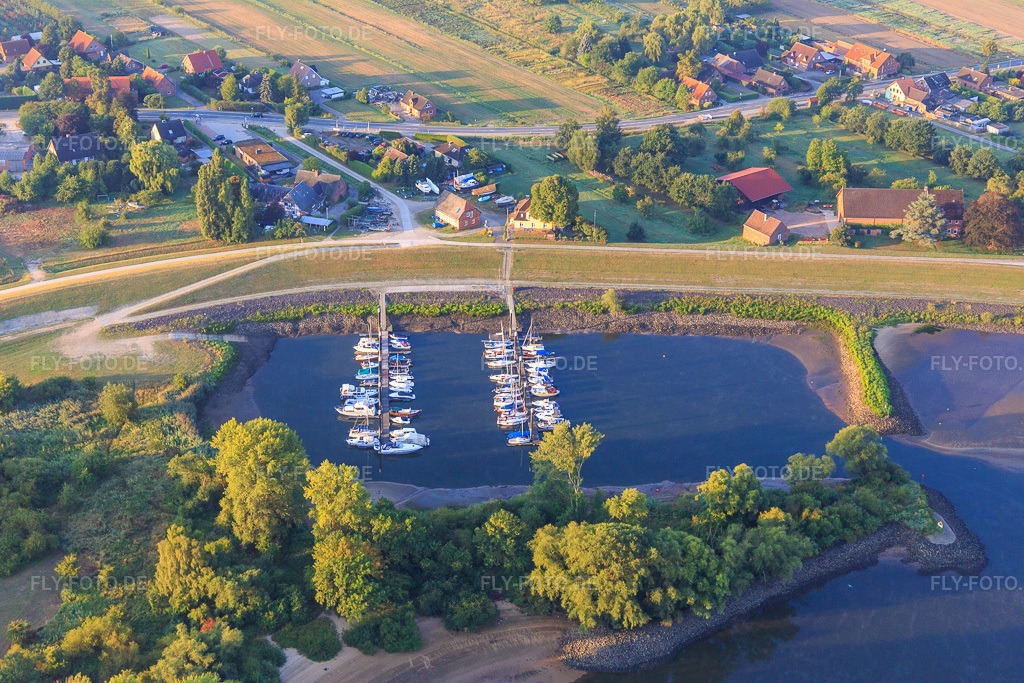Luftbild: Hafen des Bootsclub Drage e.V. im Ortsteil Stove in Drage im Bundesland Niedersachsen in Deutschland. – Foto: IMG_110216.jpg vom 18.08.2018 durch Werner Riehm/FLY-FOTO.de – Auflösung des Originals: 5472 x 3648 px – Bootsclub Drage e.V