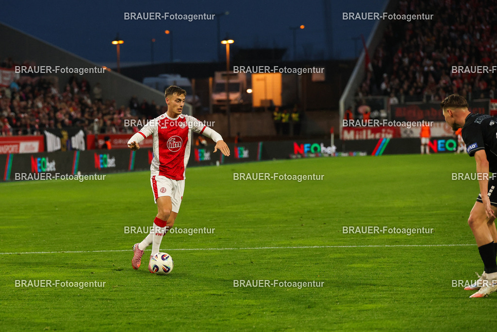 Rot-Weiss Essen - 1.Fc Schweinfurt | Essen, Deutschland, 02.11.2025 Marvin Obuz  (Rot-Weiss Essen) Einzelaktionwährend des 3.Liga Spiels zwischen  Rot-Weiss Essen und 1.Fc Schweinfurt am 02.11.2025 im Stadion an der Hafenstraße in Essen. (Foto von Timo Bluhmki-Schmidt/Brauer Fotoagentur