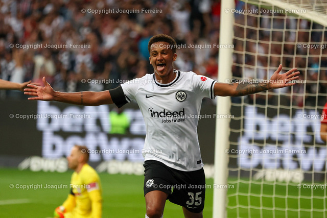 sgevsrblei_3003 | 03.09.2022 xjfx  Fussball 1.Bundesliga Eintracht Frankfurt - RB Leibzig emspor,  v.l.,  Tuta (Eintracht Frankfurt), Torjubel, Goal celebration, celebrate the goal 
Zum 3:0




(DFL/DFB REGULATIONS PROHIBIT ANY USE OF PHOTOGRAPHS as IMAGE SEQUENCES and/or QUASI-VIDEO) - Realisiert mit Pictrs.com