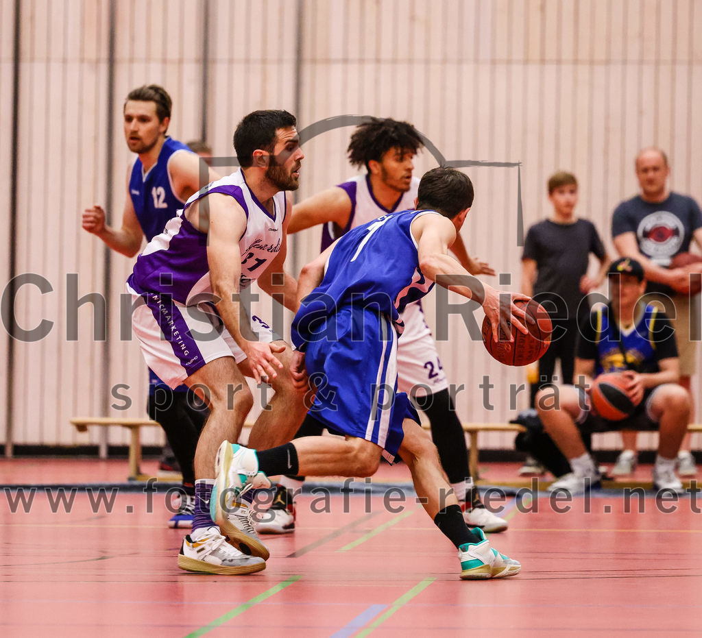 2022-05-29_072_SpVgg_Altenerding_gegen_Muenchen_Basket_2 | Erding, Deutschland, 29.05.2022:
Basketball, Bezirksliga 2021 / 2022, Herren Turnier der 2. der Aufstiegsrunden, SpVgg Altenerding gegen München Basket 2, Endergebnis: 

Sasa Sukovic (SpVgg Altenerding, #31), Robert Stais (München Basket, #7)

Foto: Christian Riedel / fotografie-riedel.net