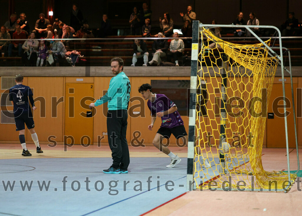 2023-12-09_031_SpVgg_Altenerding_gegen_TSV_Indersdorf | Erding, Deutschland, 09.12.2023:
Handball, Bezirksoberliga Männer 2023 / 2024, 10. Spieltag, SpVgg Altenerding gegen TSV Indersdorf, Endergebnis: 42:25

Maximilian Klonek (TSV Indersdorf, #4), Luis Leitner (SpVgg Altenerding, #26), Daniel Kiss (TSV Indersdorf, #16)

Foto: Christian Riedel / fotografie-riedel.net