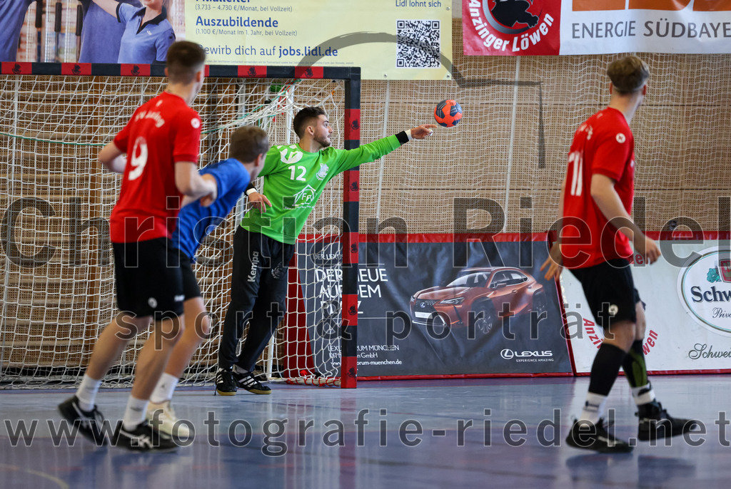 2022-12-17_010_SV_Anzing_gegen_TSV_Simbach | Anzing, Deutschland, 17.12.2022:
Handball, Bayernliga männliche A-Jugend 2022 / 2023, 9. Spieltag, SV Anzing gegen TSV Simbach, Endergebnis: 39:30

Andreas Lock (SV Anzing, #9), Torwart Tobias Baumann (SV Anzing, #12), Paavo Hofmann (SV Anzing, #11)

Foto: Christian Riedel / fotografie-riedel.net