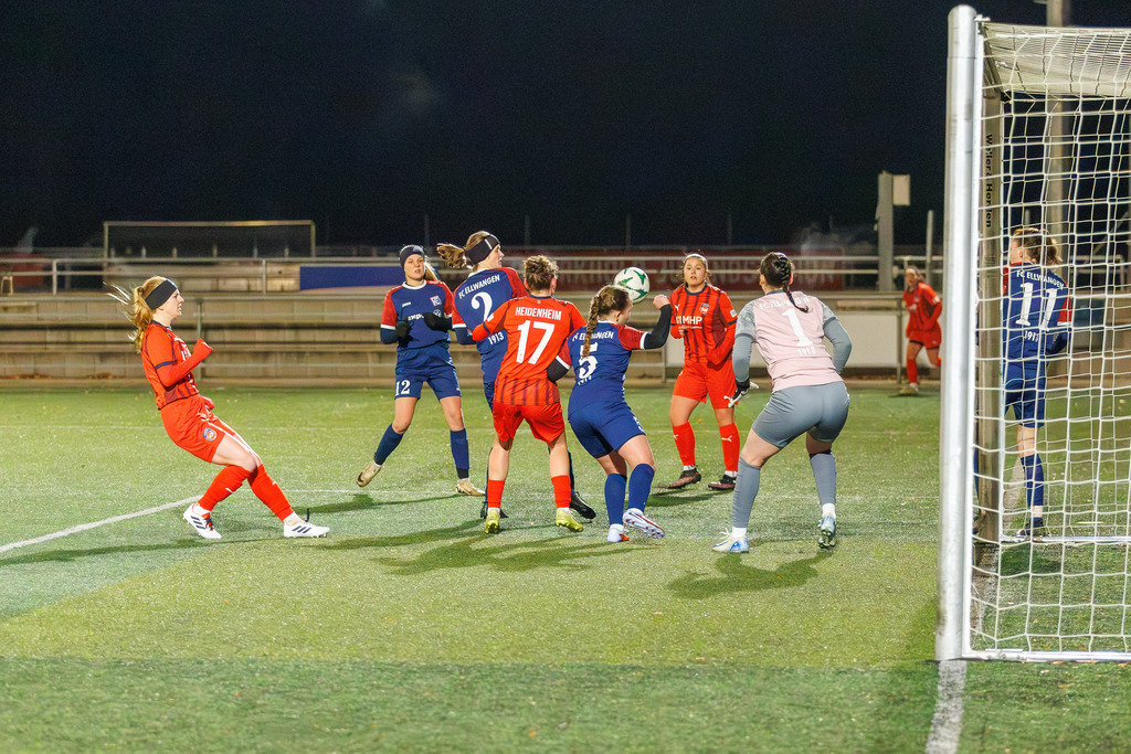 FCHFCE_251121_2216 | 1.FC Heidenheim 1846 II vs. FC Ellwangen II, Fußball, Frauen, Bezirksliga, 2025/2026, 10. Spieltag, 22.11.2025 in Heidenheim, Kunstrasen b. Voith-Arena West, Flutlichtspiel(Foto: Michael Bulling) - Realisiert mit Pictrs.com