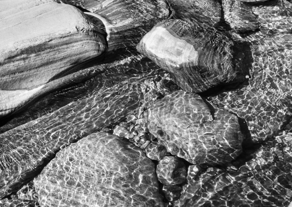 Steinworte_Tessin_Verzasca_KLarheit_1988_21427sw | Beegebilder online. 
BIldarchiv von Beege Fotodesign mit ausgewählten Werken, die sich besonders gut für die Dekoration Ihrer Räume oder Wände eignen. 