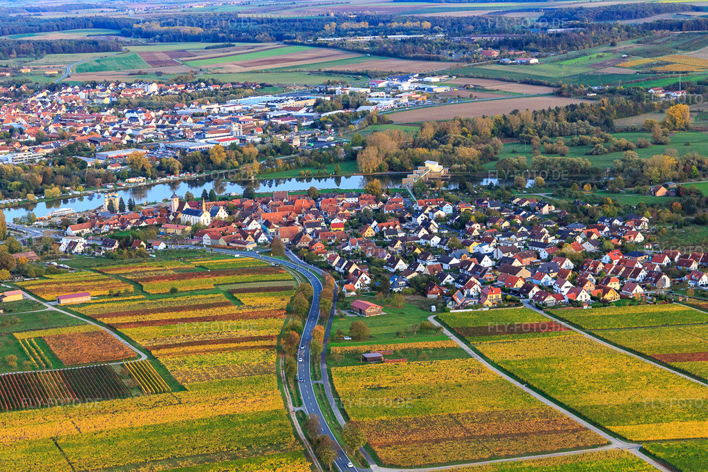 Luftbild: Dorfansicht mit Weinbergen am Main aus Westen im Ortsteil Astheim in Volkach im Bundesland Bayern in Deutschland. Foto: IMG_119472.jpg vom 25.10.2019 durch Werner Riehm/FLY-FOTO.de