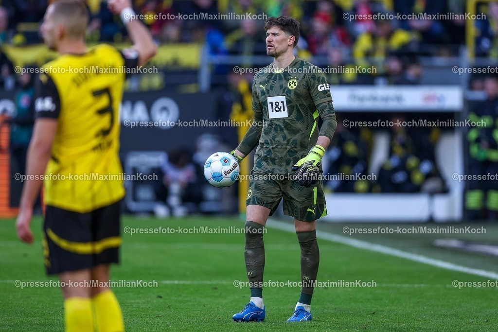 BVB08022502309 | 08.02.2025, Fußball, Borussia Dortmund - VfB Stuttgart, 1. Fußball Bundesliga, 21. Spieltag, Signal Iduna Park, Saison 2024 2025: Torwart Gregor Kobel (BVB #1)DFB regulations prohibit any use of photographs as image sequences and or quasi-video.