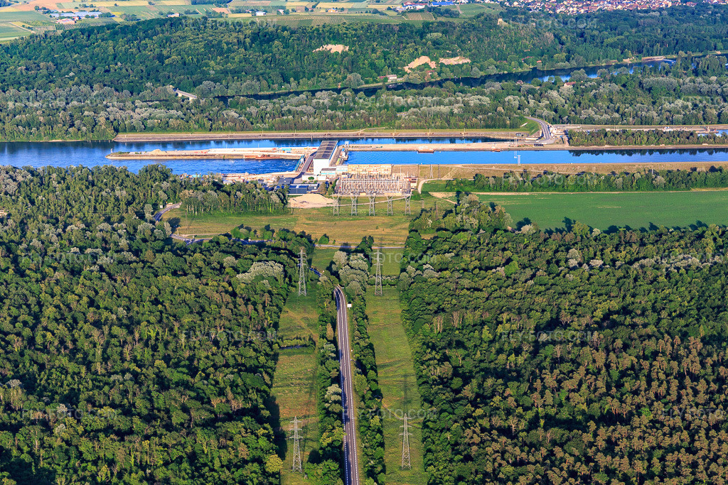 Aerial view: Road to the Rhine lock with hydroelectric power plant Marckolsheim of the EDF in Marckolsheim in the state Bas-Rhin, France. – Photo: IMG_147381.jpg taken on 05/29/2025 by Werner Riehm/FLY-FOTO.com – Resolution of the original: 5472 x 3648 px – Hydraulique Alsace-Vosges | EDF FR