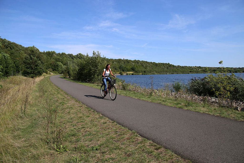 Foto: Leipzig - Markkleeberger See - Unterer Uferweg | Das Team hinter BILDLEXIKON LEIPZIG bündelt historische wie aktuelle Informationen über die Stadt Leipzig in Text und Bild auf einer Plattform und stellt diese der interessierten Öffentlichkeit zur Verfügung.