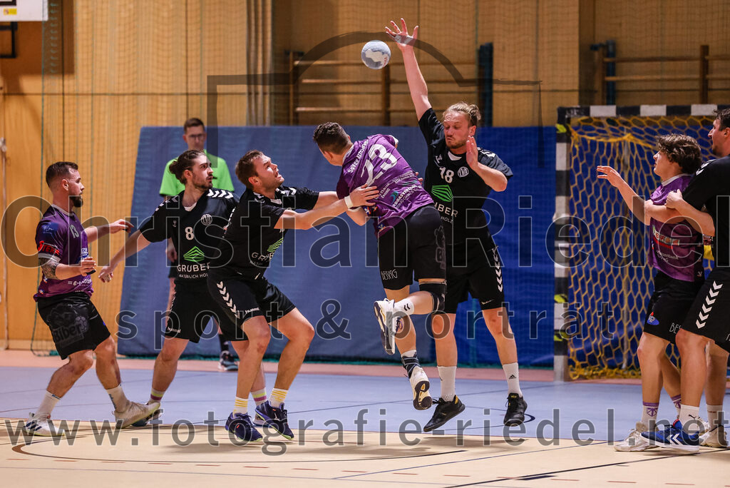 2024-11-09_088_SpVgg_Altenerding_gegen_TV_Altoetting | Erding, Deutschland, 09.11.2024:Handball, Bezirksoberliga Männer 2024 / 2025, 6. Spieltag, SpVgg Altenerding gegen TV Altötting, Endergebnis: 26:22Tobias Huber (TV Altötting, #11), Moritz Sturm (SpVgg Altenerding, #23), Patrick Malz (TV Altötting, #18)Foto: Christian Riedel / fotografie-riedel.net