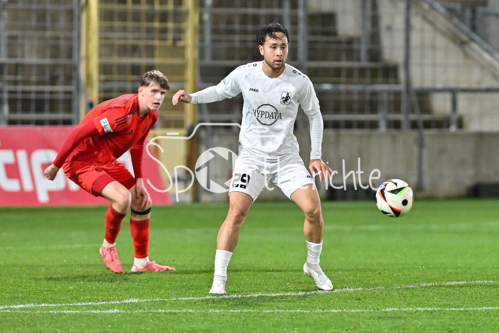 FC Bayern Amateure - TSV Schwaben Augsburg | am Ball Achtipol KEEREEROM (TSV Schwaben Augsburg #29) am gegnerischen Strafraum / Regionalliga Bayern: FC Bayern Muenchen II - TSV Schwaben Augsburg, Gruenwalder Stadion am am 25.10.2024