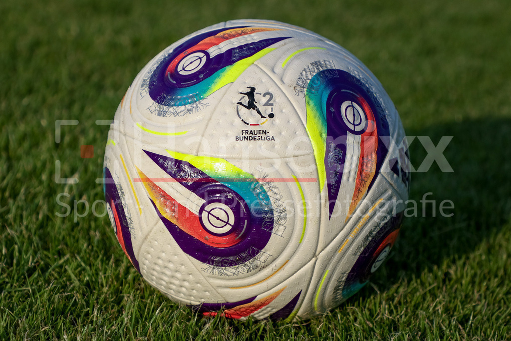 Fussball, Testspiel Frauen, SV Meppen - SV Werder Bremen | Der Spielball liegt auf dem Spielfeld, Rasen, Gras, Boden, 2. Frauen-Bundesliga, adidas, Konektis, Pro, Precisionshell, Speedshell, Symbolfoto, Symbol, Symbolbild Fussball, Fußball, Ball, Offizieller Ball, Offizieller Spielball, Offical Match Ball, Offical Matchball