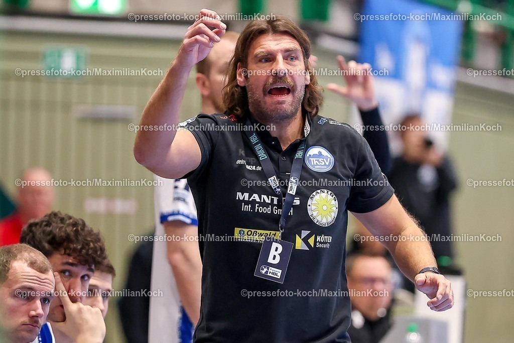 BHC11122501070 | 11.12.2025, Handball, HBL, Bergischer HC - ThSV Eisenach, Unihalle Wuppertal: Sebastian Hinze (Eisenach #hc) gestikulierend am Spielfeldrand  