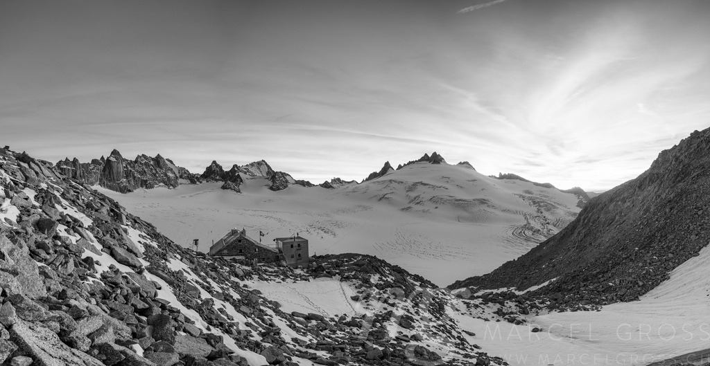 panorama of Cabane du Trient at sunset with Aiguilles Dorées, Plateau du Trient and Aiguilles du Tour in the Alps of Valais | Die ideale Geschenkidee für Naturliebhaber. Naturbilder von Marcel Gross Photography für ihr Zuhause in den verschiedensten Formaten und Materialien. - Realisiert mit Pictrs.com