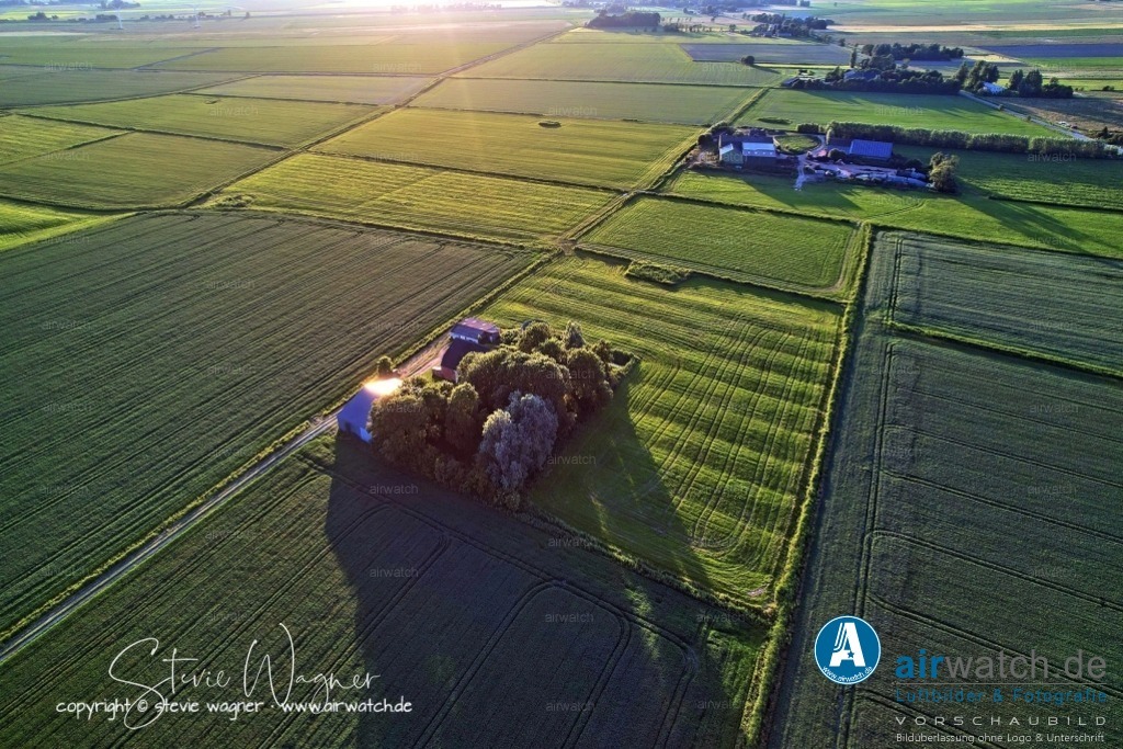 Luftbild Nordstrand, Suederhafen, An de Wehl, Evensbüller Chaussee, Husumer Bucht | Luftbild Nordstrand, Suederhafen, An de Wehl, Evensbüller Chaussee, Husumer Bucht - Die Ortschaft Nordstrand in Schleswig-Holstein liegt direkt an der Nordsee und ist bekannt für ihre reetgedeckten Häuser, das Weltnaturerbe Wattenmeer und idyllische Strandspaziergänge.