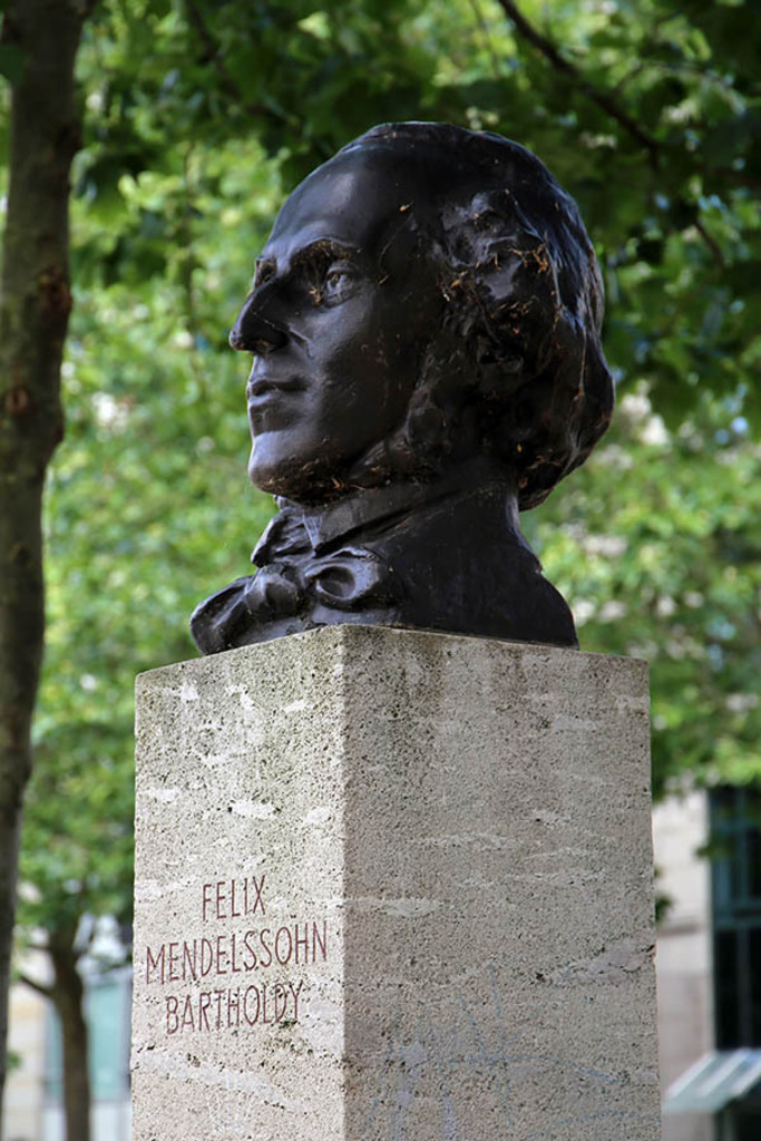 Foto: Leipzig - Mendelssohn-Büste auf einer Stele | Das Team hinter BILDLEXIKON LEIPZIG bündelt historische wie aktuelle Informationen über die Stadt Leipzig in Text und Bild auf einer Plattform und stellt diese der interessierten Öffentlichkeit zur Verfügung.