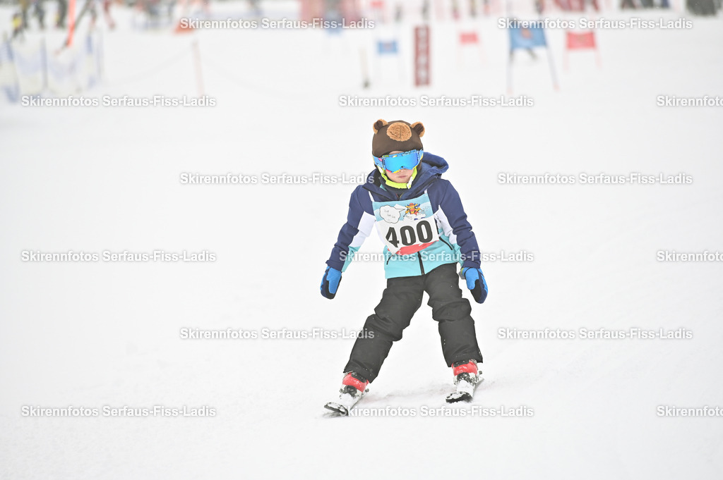 SRF_20.02.2026_0160 | Skirennfotos,Serfaus,Fiss,Ladis,Kinderskirennen,Winter,Tirol,Oberland,skirace,SFL,feelfree,weil wir's genießen,ski,Ski,skifahren,Sonnenplateau, - Realisiert mit Pictrs.com
