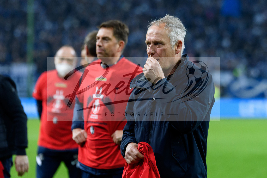 HSVSCF20220419_436 | Fussball, Herren: Trainer Christian Streich (SC Freiburg) schaut beim DFB-Pokal-Halbfinalspiel zwischen Hamburger SV und SC Freiburg im Volksparkstadion am 19.04.2022 in Hamburg, Deutschland.DFB / DFL REGULATIONS PROHIBIT ANY USE OF PHOTOGRAPHS AS IMAGE SEQUENCES AND/OR QUASI-VIDEO. - Realisiert mit Pictrs.com