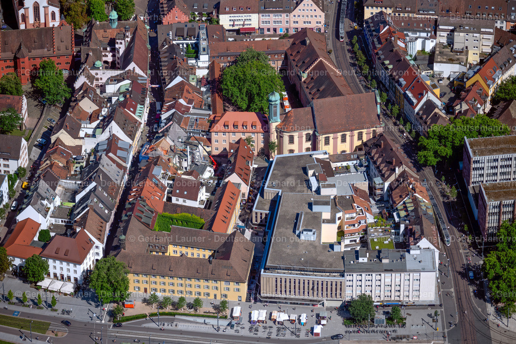 4033531 | FREIBURG IM BREISGAU 30.06.2020 Campus- Universitäts- Bereich "University College Freiburg" der "Albert-Ludwigs-Universität" und Universitätskirche an der Bertoldstraße in Freiburg im Breisgau im Bundesland Baden-Württemberg, Deutschland. Weiterführende Informationen bei: Albert-Ludwigs-Universität Freiburg. // Campus university area "University College Freiburg" of the "Albert-Ludwigs-Universitaet" and university church on Bertoldstrasse in Freiburg im Breisgau in the state Baden-Wuerttemberg, Germany. Further information at: Albert-Ludwigs-Universitaet Freiburg. Foto: Gerhard Launer