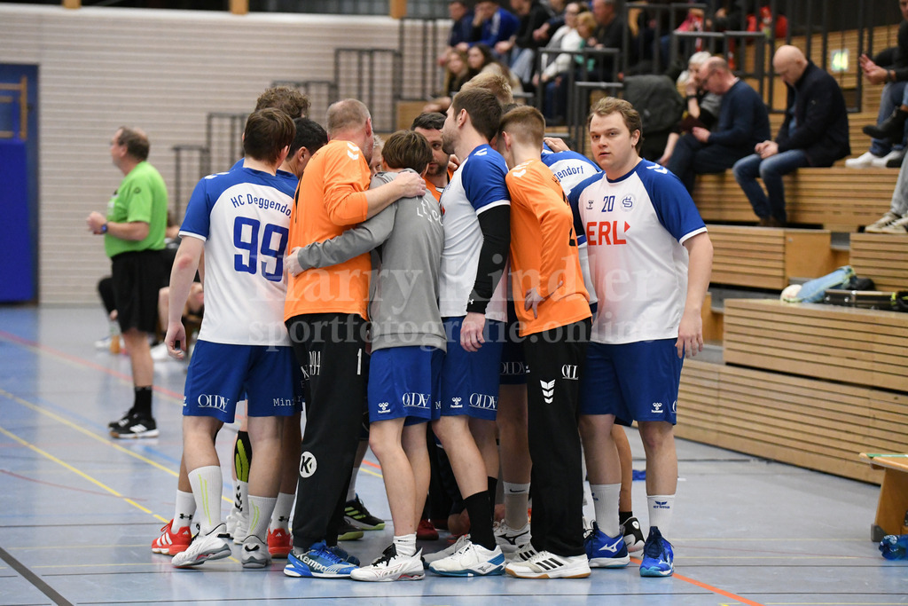 HC Deggendorf :  VfL Waldkraiburg   | Die erste Auszeit im Spiel brachte die Wende für den HCD. - Realisiert mit Pictrs.com