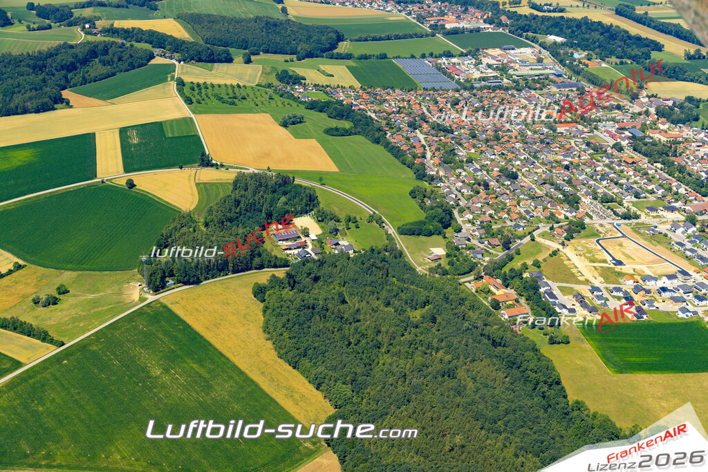 Aktuelles Luftbild von  Eichendorf - Die Luftaufnahme wurde 2022 mittels UL-Flugzeug erstellt ( keine Drohne ) - hochauflösende Kamera-Systeme von  Canon -Beste Qualität - Für grossformatige Ausdrucke geeignet. Die Geschenkidee !