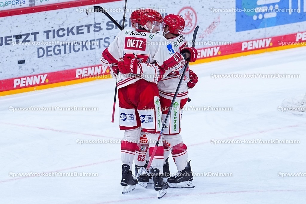 xYDRx19102501037 | 19.10.2025, xydrx, Eishockey, DEL2, Düsseldorfer EG - EV Landshut, PSD Bank Dome Düsseldorf: Torjubel nach dem Tor zum 3:2 für den EV Landshut durch Torschütze Tor Immo (EV Landshut #62) zusammen mit Stanislav Dietz (EV Landshut #67)