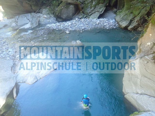 PC020043 | Bestelle die Bilder deines Berg- oder Wasser-Abenteuers mit Mountain Sports bequem von zu Hause aus direkt über unseren Online Fotoshop von pictrs.com. - Realisiert mit Pictrs.com