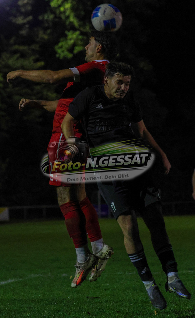 Bünder SV - VfL Mennighüffen | Auf dem Bild zu sehen: rot Bünder SV: Batuhan Kaymak ; schwarz VfL Mennighüffen: Arlind Suka Bünder SV, VfL Mennighüffen, Saison 26/27, Kreispokal, Viertelfinale, Bünde, Deutschland - Realisiert mit Pictrs.com
