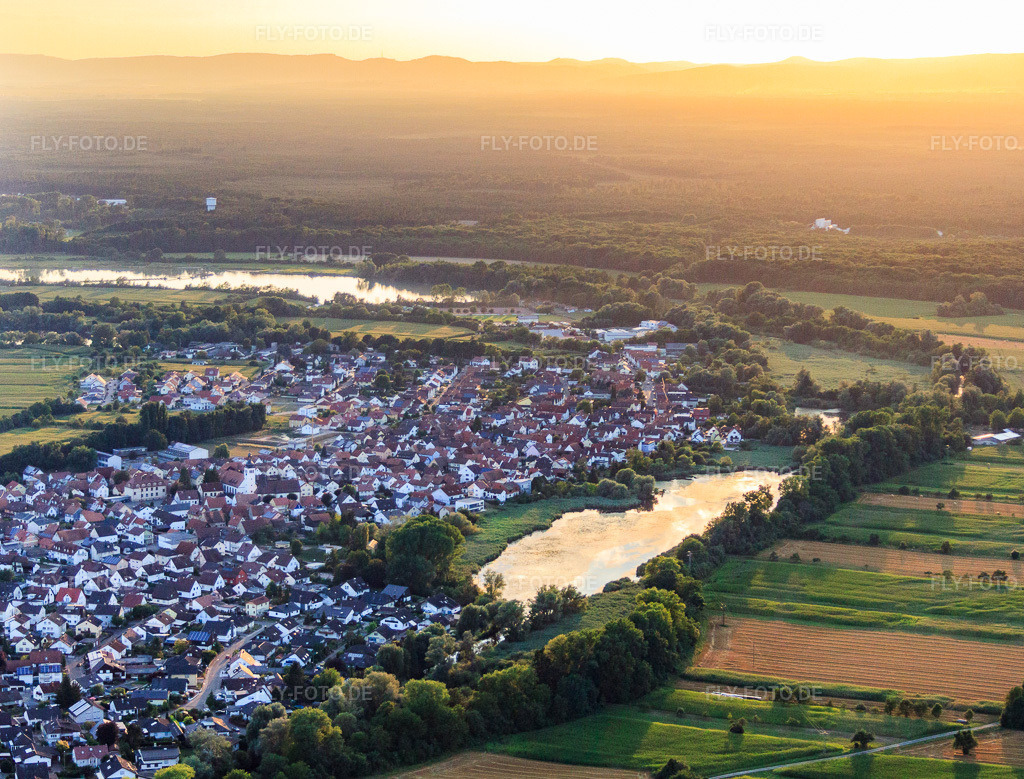 Luftbild: Dorf am Tankgraben in Neuburg am Rhein im Bundesland Rheinland-Pfalz in Deutschland. Foto: IMG_59126.jpg vom 04.08.2013 durch Werner Riehm/FLY-FOTO.de