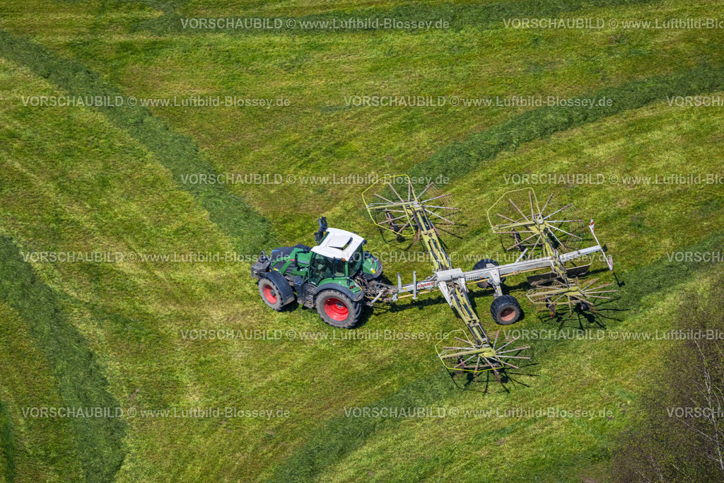 Eslohe230505659 | Luftbild, Landwirtschaftliche Feldarbeit mit Traktor, Formen und Farben, Niedersalwey, Eslohe, Sauerland, Nordrhein-Westfalen, Deutschland