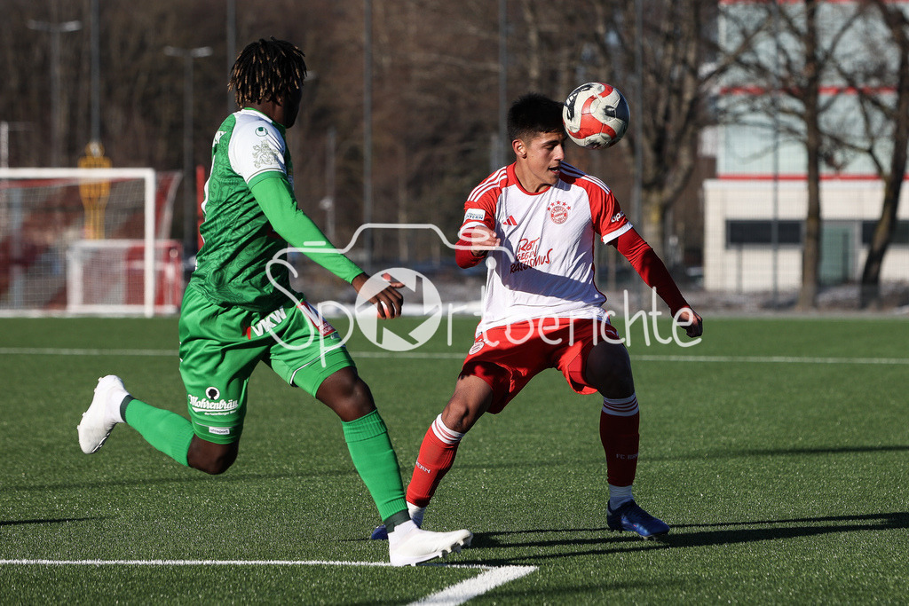 FC Bayern Amateure - SC Austria Lustenau | Adaly DIABY (SCA #22) im Duell mit Matteo PEREZ VINLOEF (FCB #3) / zweikampf