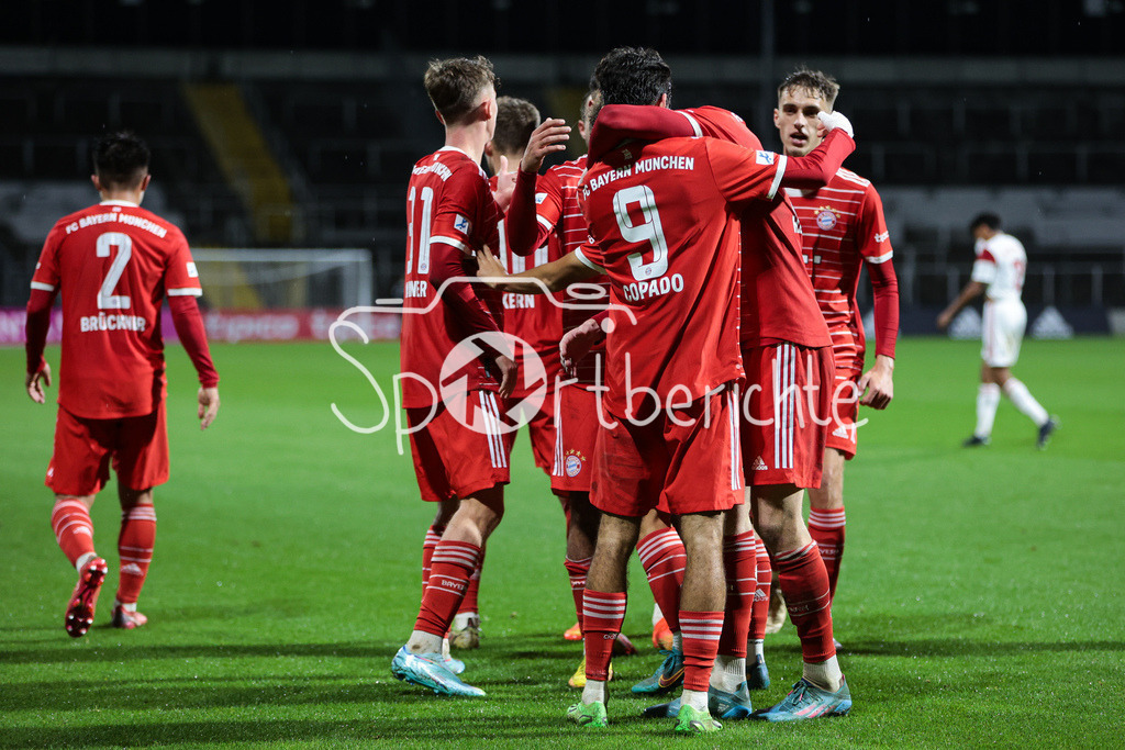 FC Bayern Amateure - 1. FC Nuernberg II | Die Amateure freuen sich ueber den Treffer zum 1-1 durch Lucas Copado Schrobenhauser (FCB #9)