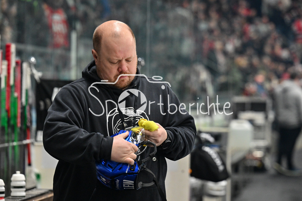 Augsburger Panther - Nürnberg Ice Tigers | im Bild Marco NACHRICHTER beim putzen eines Helmes vor der Partie / Freisteller / Einzelfoto / DEL: Augsburger Panther - Nuernberg Ice Tigers, Curt Frenzel Stadion am 03.01.2025