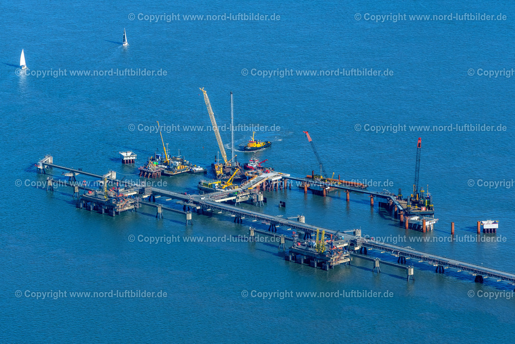Wilhelmshaven_Lng_Terminal_Baustelle_ELS_5080091022 | WILHELMSHAVEN 09.10.2022 Baustelle zum Neubau der Wasserbrücke mit Leitungssystemen des LNG Erdgas und Flüssiggas- Terminal und Entladekai an der Nordsee in Wilhelmshaven im Bundesland Niedersachsen, Deutschland. Weiterführende Informationen bei: Depenbrock Bau GmbH & Co. KG,  Niedersachsen Ports GmbH & Co. KG,  TES Tree Energy Solutions GmbH,  Uniper Anlagenservice GmbH. // Construction site of water bridge with line systems of the LNG natural gas and liquid gas terminal and unloading quay at the North Sea in Wilhelmshaven in the state Lower Saxony, Germany. Further information at: Depenbrock Bau GmbH & Co. KG,  Niedersachsen Ports GmbH & Co. KG,  TES Tree Energy Solutions GmbH,  Uniper Anlagenservice GmbH. Foto: Martin Elsen