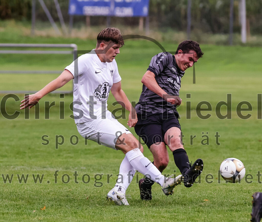 2023-08-27_078_TSV_Egmating_II_gegen_SG_Grasbrunn-Haar_II | Egmating, Deutschland, 27.08.2023:
Fußball, B-Klasse 2023 / 2024, 2. Spieltag, TSV Egmating II gegen (SG) Grasbrunn / Haar II, Endergebnis: 1:2

Dennis Soyer ((SG) Grasbrunn / Haar II, #19), Markus Deuter (TSV Egmating, #6)

Foto: Christian Riedel / fotografie-riedel.net