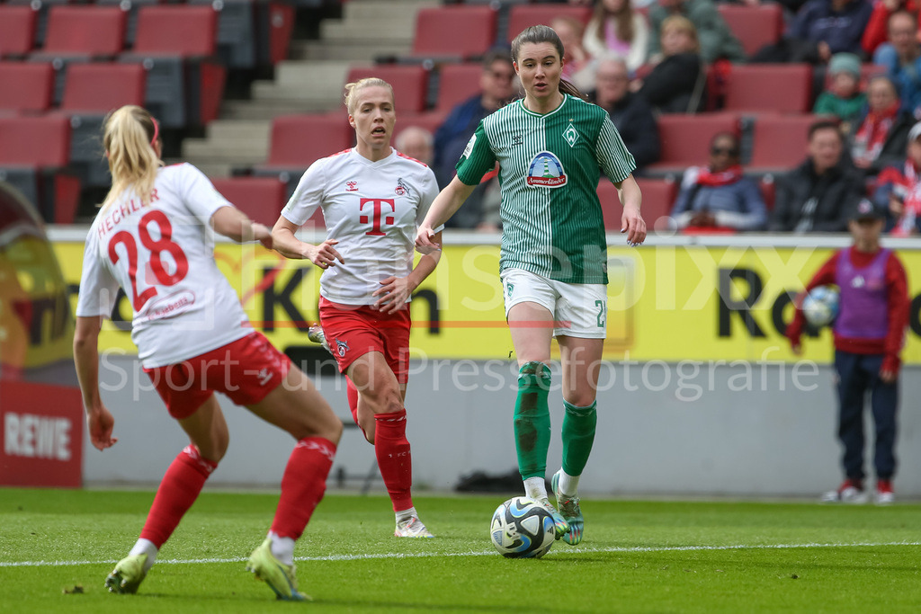 Fussball, Google Pixel Frauen-Bundesliga, 1. FC Köln - SV Werder Bremen | v.li.: Chiara Hahn (SV Werder Bremen, 21) am Ball, Einzelbild, Ganzkörper, Aktion, Action, Spielszene, DIE DFB-RICHTLINIEN UNTERSAGEN JEGLICHE NUTZUNG VON FOTOS ALS SEQUENZBILDER UND/ODER VIDEOÄHNLICHE FOTOSTRECKEN. DFB REGULATIONS PROHIBIT ANY USE OF PHOTOGRAPHS AS IMAGE SEQUENCES AND/OR QUASI-VIDEO.