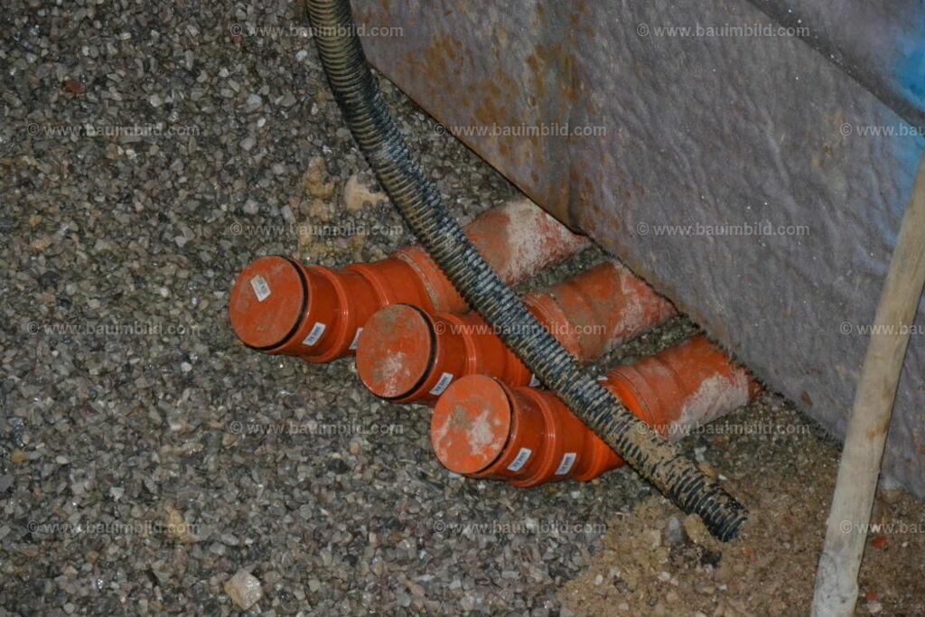 bib-lg03-abwasserkanal-0062 | Nach LV-Leistungsgruppen sortierte Detailfotos über den Bau eines Hauses. Alle Hausbau-Bilder direkt vom Urheber und Autor der Website Haus-Selber-Bauen.com