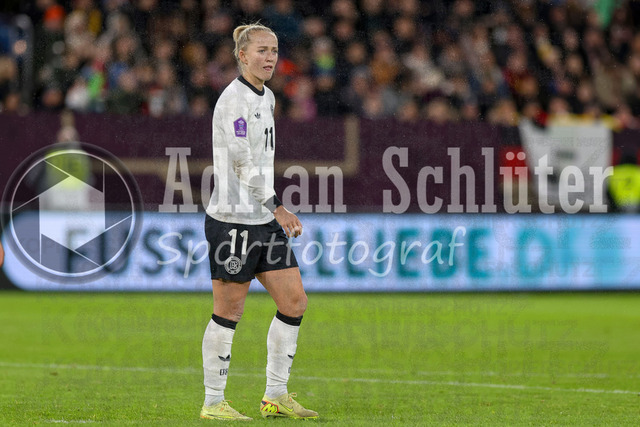 Deutschland vs Frankreich - Halbfinale - UEFA Women's Nations League | Düsseldorf, Deutschland, 24.10.25:   Lea Schüller ( Deutschland ) schaut waehrend des Halbfinals der UEFA Women's Nations League zwischen Deutschland vs Frankreich in der Merkur-Spiel-Arena(Foto von Brauer-Fotoagentur / Adrian Schlueter)