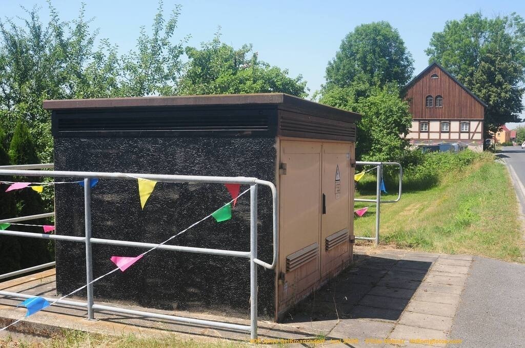 Geißmannsdorf-2026-Ortsbilder-308 | Geißmannsdorf bei Bischofswerda im Sommer 2026. Ein fotografischer Streifzug durch das Dorf Geißmannsdorf, mit Gebäuden, Straßen, Strohpuppen und geschmückten Vorgärten und Grundstücken anlässlich der 800-Jahr-Feier von Geißmannsdorf im Juni 2026 - Realisiert mit Pictrs.com