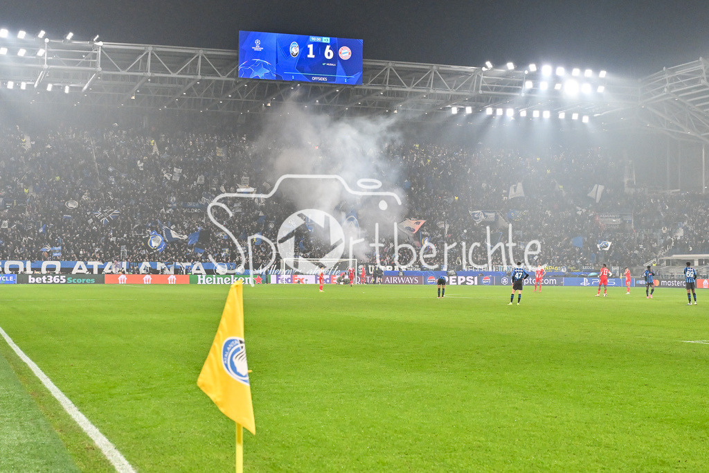 Atalanta Bergamo - FC Bayern München | BERGAMO, ITALY - 10. MARCH: look into the Stadium with the final score during the UEFA Champions League match between Atalanta Bergamo vs. FC Bayern Munich on first leg of round of 16 at New Balance Arena